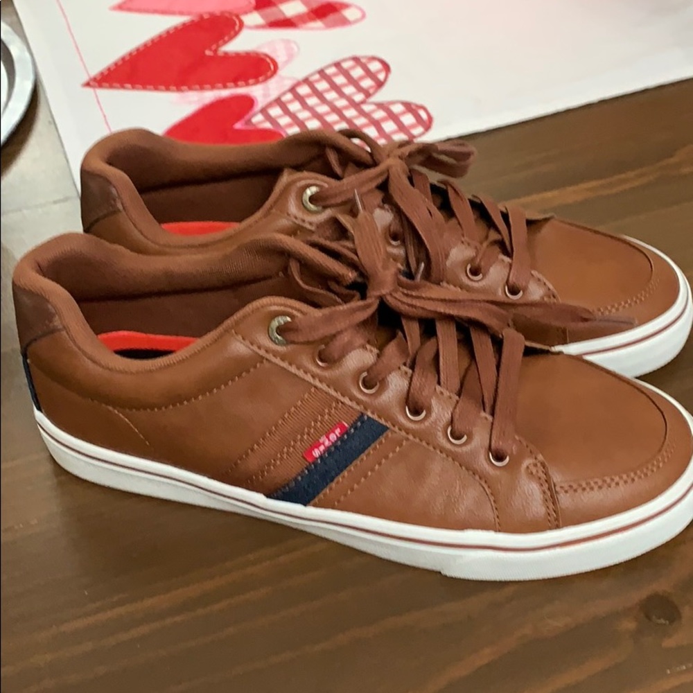 Men Levi’s sneakers